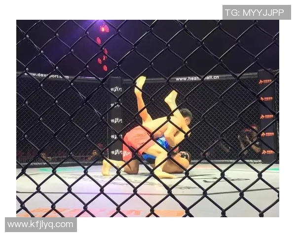 综合格斗胡丹丹对决强敌展现巾帼不让须眉的精彩赛事瞬间